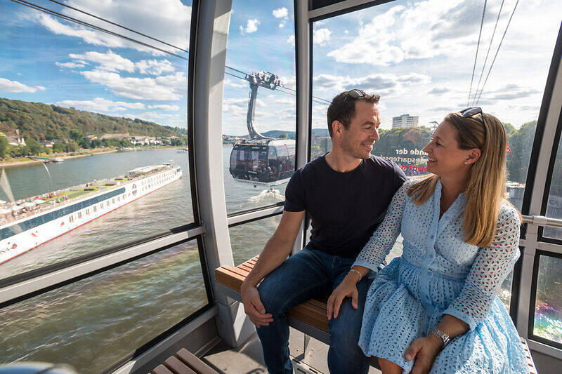 Paar genießt Fahrt mit der Seilbahn Koblenz